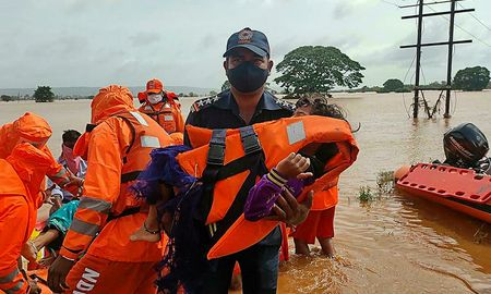 El número de muertos por inundaciones y deslizamientos de tierra causados por las lluvias monzónicas subió a 127 hoy en India y hay decenas de desaparecidos. El número de muertos por inundaciones y deslizamientos de tierra causados por las lluvias monzónicas subió a 127 hoy en India y hay decenas de desaparecidos.