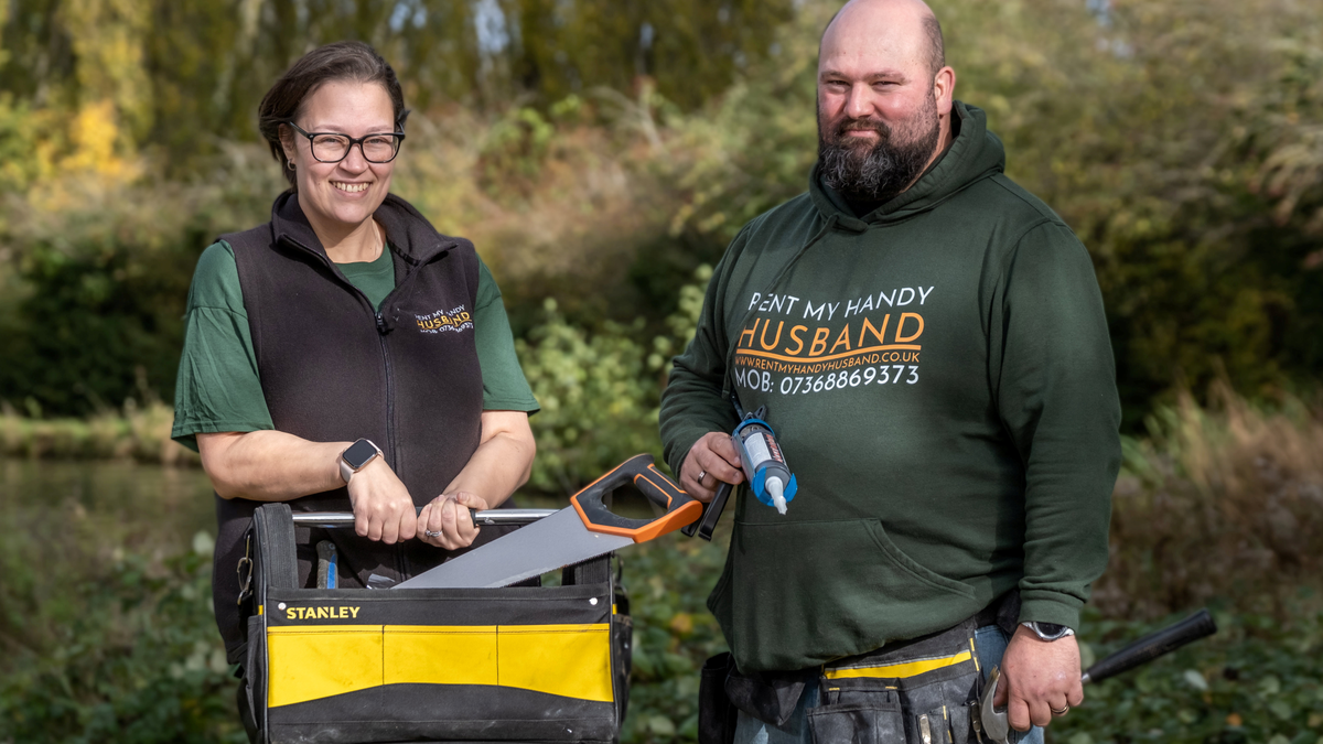 James hace las tareas domésticas y Laura administra las redes sociales y el sitio web.
