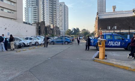 Robaron la camioneta del intendente de Colonia Avellaneda dentro del estacionamiento de un supermercado de la ciudad de Santa Fe. Robaron la camioneta del intendente de Colonia Avellaneda dentro del estacionamiento de un supermercado de la ciudad de Santa Fe.
