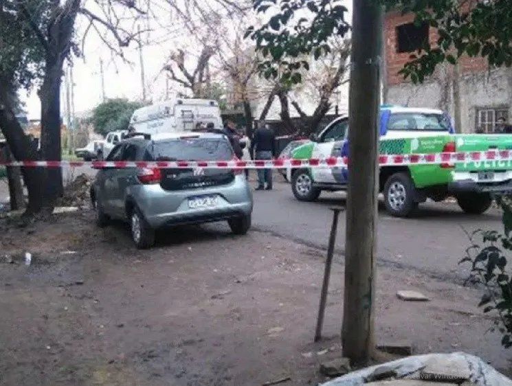 Un investigador indicó que al hombre le tocaba pasar el día junto a sus hijos y los fue a buscar a la casa de su exesposa.