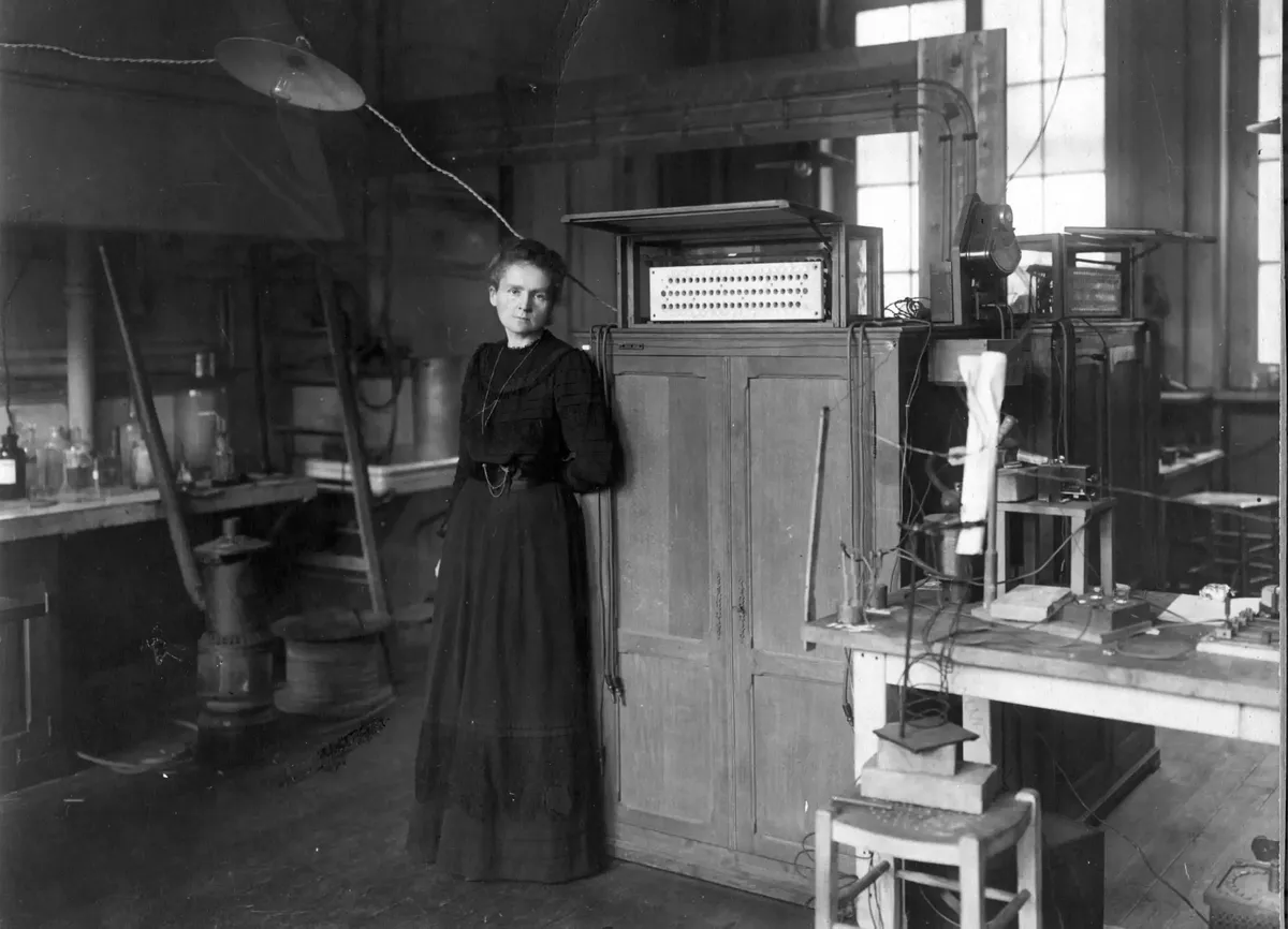 Marie Curie en su laboratorio, en donde estudió la radiactividad a fondo.