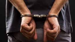 Se sacó las esposas y escapó de la Policía gracias a que le faltan tres dedos: está acusado de abuso sexual y creen que huyó a Bolivia