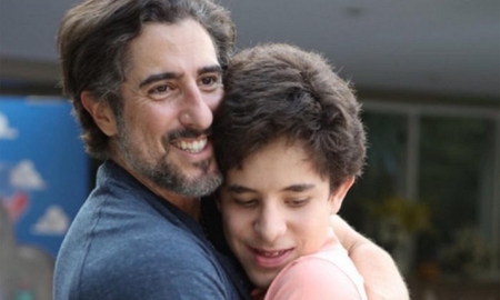 El emotivo video de un padre bailando con su hijo autista cautiva miles de corazones