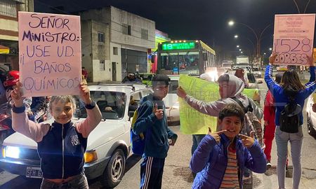 Se concentraron en la esquina de 12 de Infantería y Av. Peñaloza de la ciudad de Santa Fe. Se concentraron en la esquina de 12 de Infantería y Av. Peñaloza de la ciudad de Santa Fe.