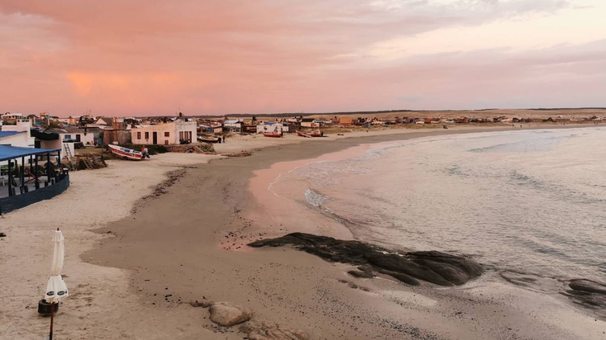 La mayor&iacute;a de las viviendas en Cabo Polonio utilizan energ&iacute;as renovables como paneles solares y generadores e&oacute;licos, respetando el estatus de &Aacute;rea Natural Protegida del gobierno uruguayo.