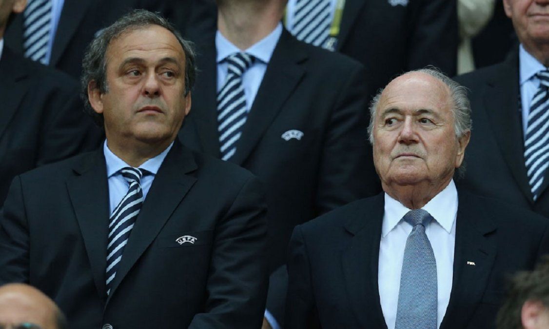 La FIFA le reclama a Blatter y Platini, dos millones de francos suizos