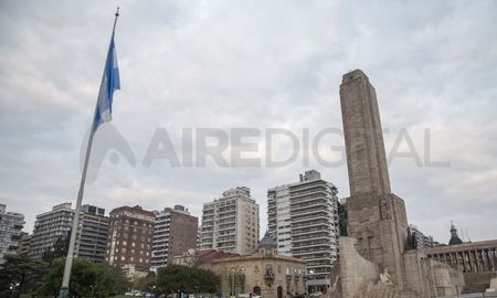 luego de 254 dias, volvio a flamear la bandera en el monumento de rosario luego de 254 dias, volvio a flamear la bandera en el monumento de rosario