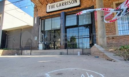 Con una máscara de Scream, disparó contra un bar e hirió de gravedad a un joven en el Gran Rosario Con una máscara de Scream, disparó contra un bar e hirió de gravedad a un joven en el Gran Rosario