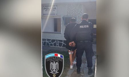 Un hombre de 28 años fue aprehendido este sábado al mediodía en un comercio de la ciudad de Santo Tomé. Un hombre de 28 años fue aprehendido este sábado al mediodía en un comercio de la ciudad de Santo Tomé.