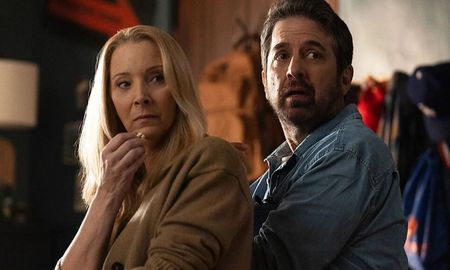 Una comedia negra de Netflix expone secretos familiares detrás de una mansión. Una comedia negra de Netflix expone secretos familiares detrás de una mansión.