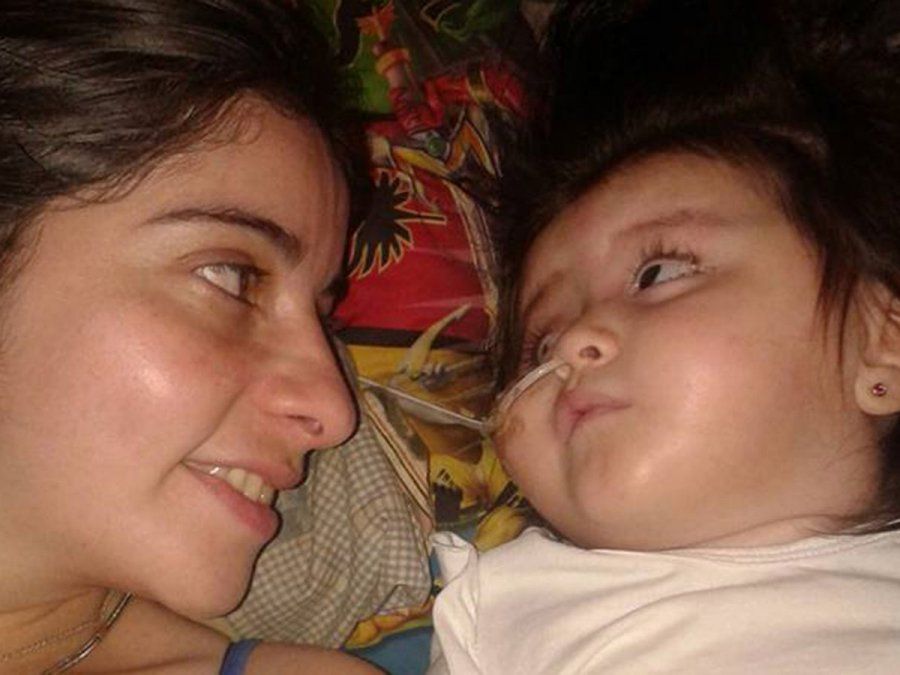 Adoptó a nena abandonada aunque sabía que se iba a morir: Te amé como a nadie