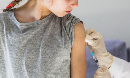 Las autordades sanitarias dispusieron por unanimidad ampliar hasta los 12 años la aplicación de esta fórmula, que el 11 de diciembre había sido aprobada para mayores de 18, informó un comunicado de la dependencia, citado por las agencias AFP y Sputnik. Las autordades sanitarias dispusieron por unanimidad ampliar hasta los 12 años la aplicación de esta fórmula, que el 11 de diciembre había sido aprobada para mayores de 18, informó un comunicado de la dependencia, citado por las agencias AFP y Sputnik.