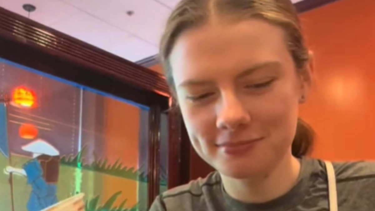 Una influencer de TikTok fue a comer a un buffet y el dueño la terminó echando. Una influencer de TikTok fue a comer a un buffet y el dueño la terminó echando.