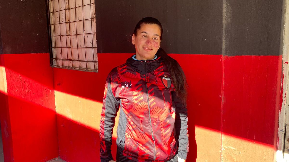 Ayelén Ramírez, una de las entrenadoras de vóley de Colón, dialogó con el móvil de AIRE e ilustró el evento que se está viviendo con gran expectativa en el gimnasio Roque Otrino. Ayelén Ramírez, una de las entrenadoras de vóley de Colón, dialogó con el móvil de AIRE e ilustró el evento que se está viviendo con gran expectativa en el gimnasio Roque Otrino.