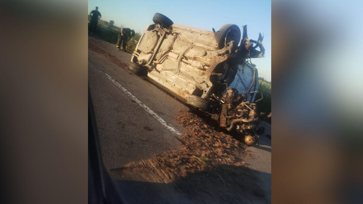Un Volkswagen Bora salió del control de su conductor y quedó volcado sobre uno de los laterales. Un Volkswagen Bora salió del control de su conductor y quedó volcado sobre uno de los laterales.