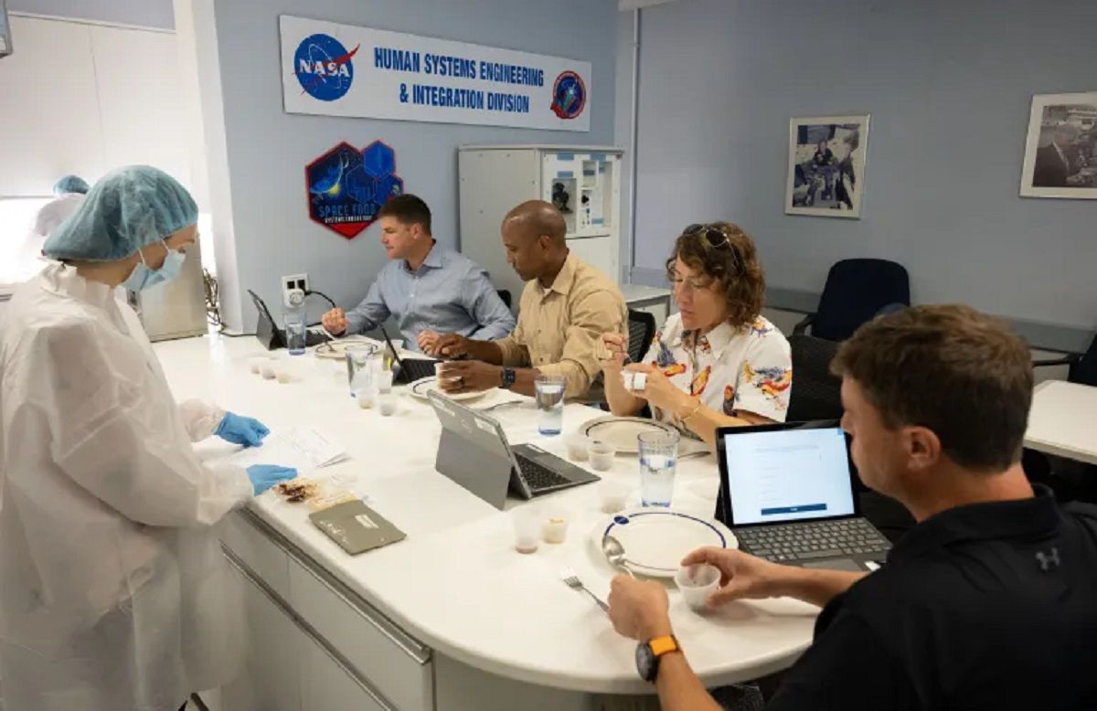 Los astronautas de la NASA que viajarán a la Luna prueban los alimentos del equipo especialista y seleccionan lo que querrán llevar para comer. Los astronautas de la NASA que viajarán a la Luna prueban los alimentos del equipo especialista y seleccionan lo que querrán llevar para comer.