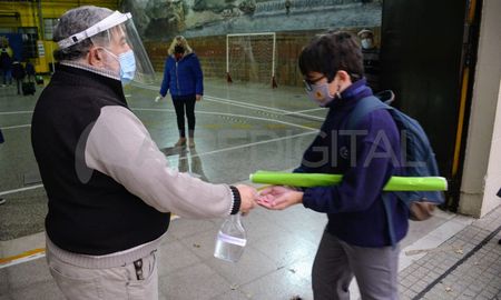 Alrededor de 20.000 chicos de primaria y secundaria vuelven a clases este lunes para reforzar contenidos del bienio 2020-2021. Alrededor de 20.000 chicos de primaria y secundaria vuelven a clases este lunes para reforzar contenidos del bienio 2020-2021.