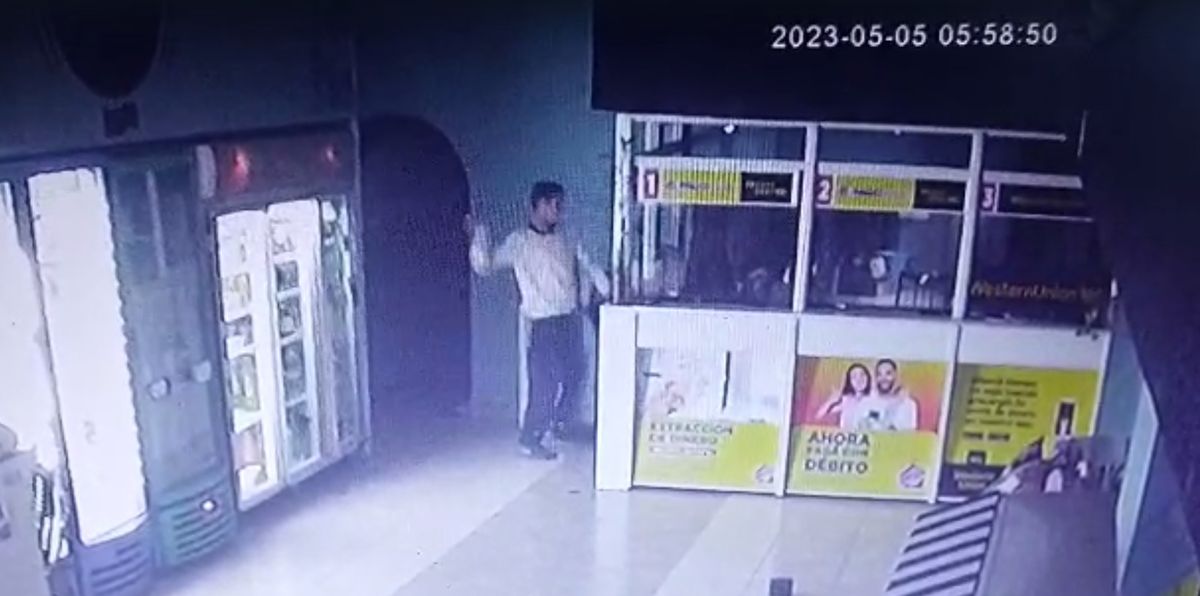 El delincuente intentó abrir el área en donde se cobran los servicios.&nbsp;