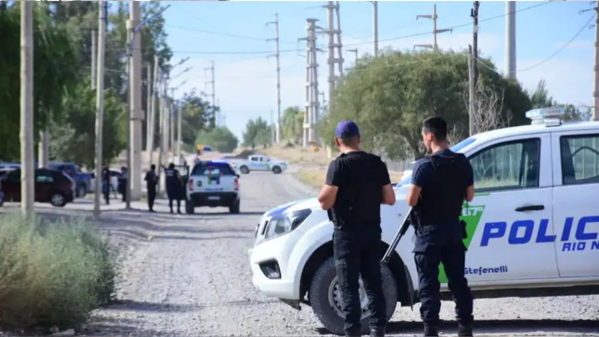 Intento masivo de fuga en un penal de Río Negro: presos se subieron a los techos con lanzas, frazadas y escudos