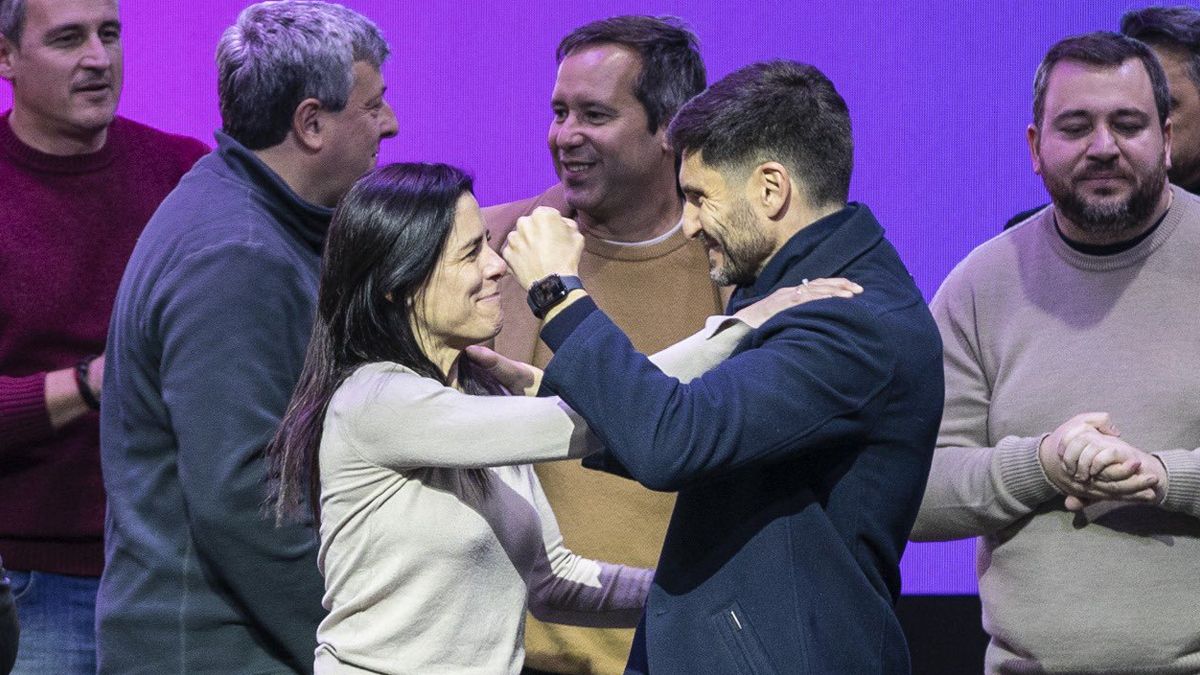 La concejal electa Carolina Labayrú junto al gobernador Maximiliano Pullaro.