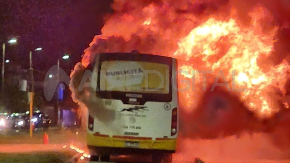 Un colectivo de la Empresa Recreo se prendió fuego frente al Cementerio Municipal.