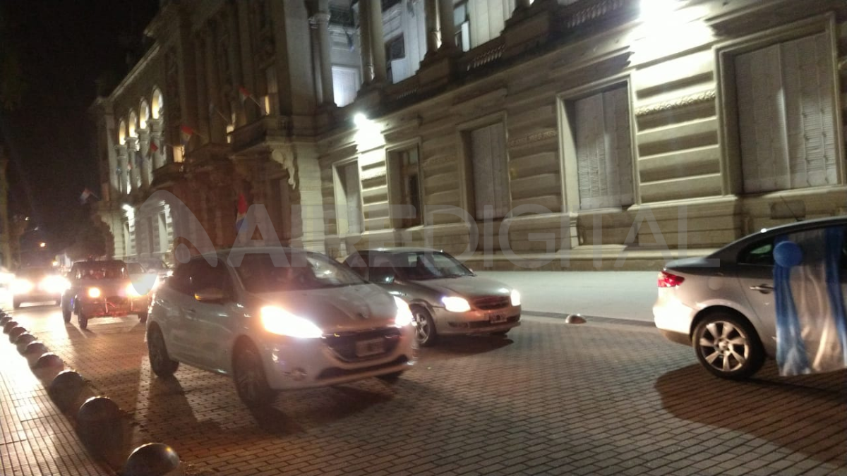 Padres autoconvocados realizaron una caravana de autos y se manifestaron en contra de la suspensión de las clases presenciales.&nbsp;