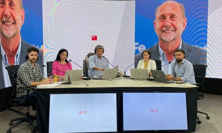 Omar Perotti y el ministro de Economía, Sergio Massa luego de firmar el pago de los títulos por la deuda de coparticipación. Omar Perotti y el ministro de Economía, Sergio Massa luego de firmar el pago de los títulos por la deuda de coparticipación.