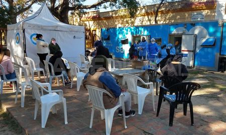 Alrededor de 75 personas asistieron a realizarse testeos rápidos este domingo a la plaza central de San José del Rincón. Alrededor de 75 personas asistieron a realizarse testeos rápidos este domingo a la plaza central de San José del Rincón.
