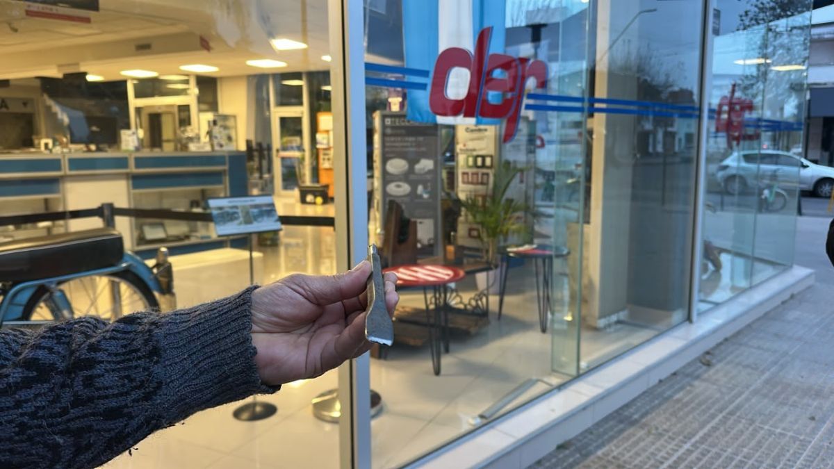 Ocurrió este viernes en la esquina de Quintana y General Paz de Santa Fe. El delincuente se llevó dos cajas de herramientas y quedó registrado por las cámaras.