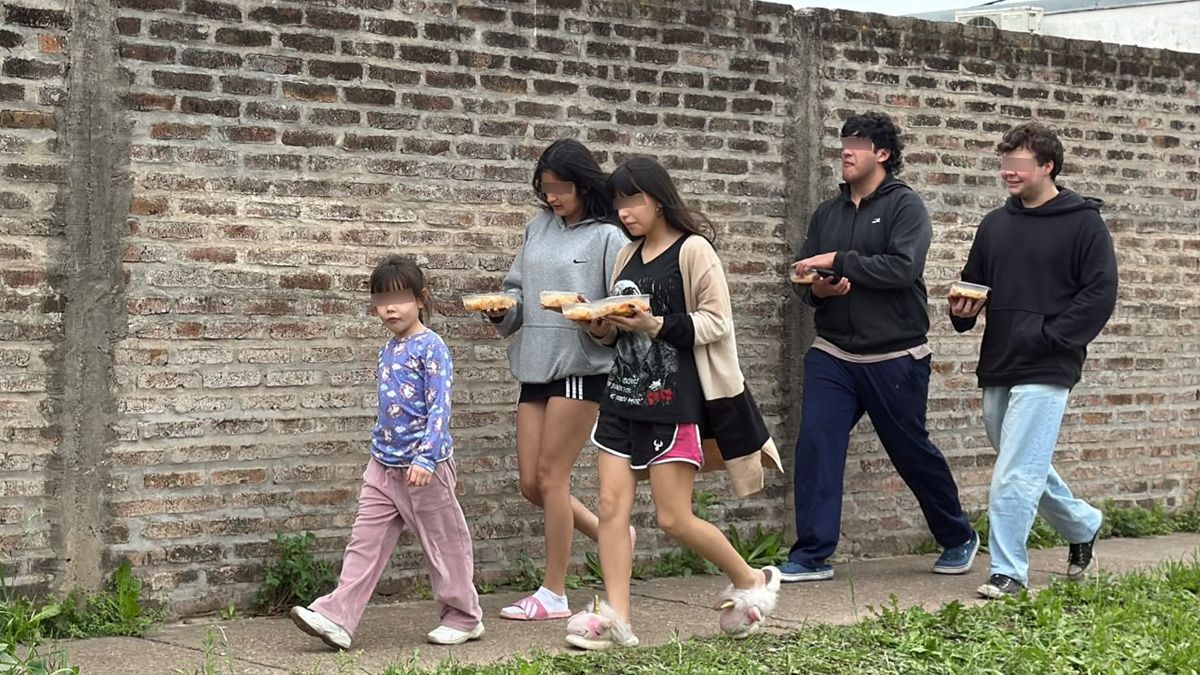 Tras la difusión de lo ocurrido en el hogar clandestino, los vecinos de Nuevo Horizonte se acercaron al lugar con comida para los abuelos.