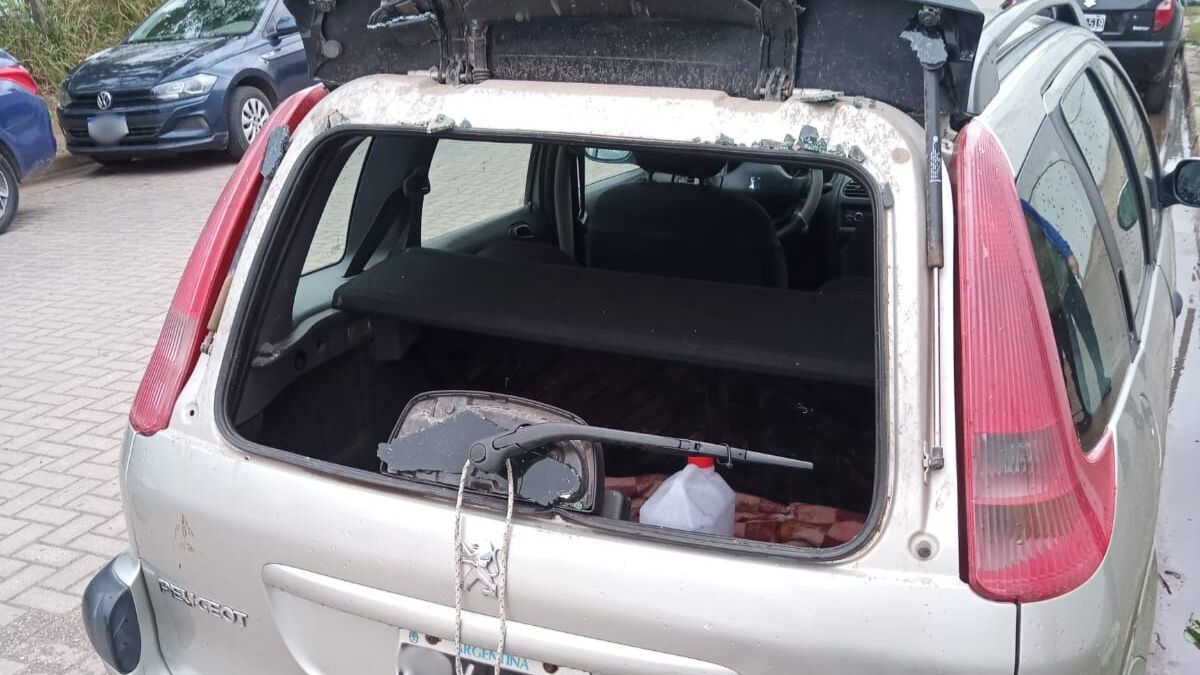 A uno de los trabajadores le rompieron la luneta del autom&oacute;vil.&nbsp;
