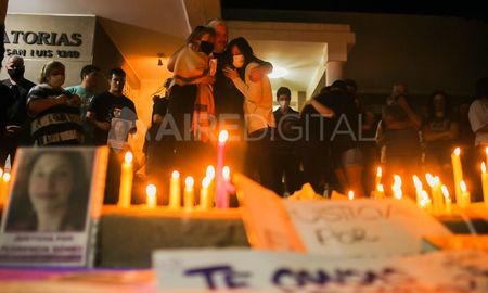 Familiares y amigos marcharon desde la plaza hasta la fiscalía. Luego realizaron una vigilia frente a la casa de velatorio para despedir a Florencia en San Jorge. Familiares y amigos marcharon desde la plaza hasta la fiscalía. Luego realizaron una vigilia frente a la casa de velatorio para despedir a Florencia en San Jorge.