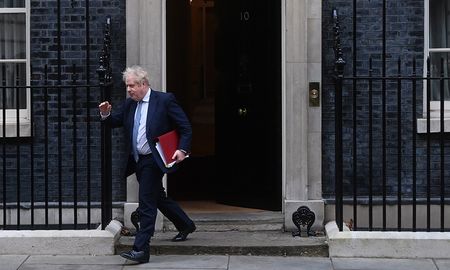 Boris Johnson, exprimer ministro británico, regresó este sábado a Londres en medio de los rumores que lo ubican como uno de los candidatos a ocupar nuevamente la jefatura de gobierno.