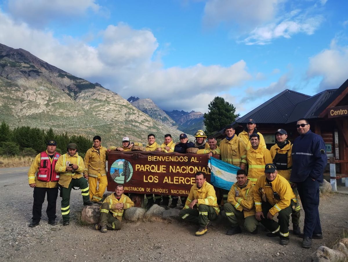 Los brigadistas santafesinos que viajaron para combatir los incendios forestales en Esquel. Los brigadistas santafesinos que viajaron para combatir los incendios forestales en Esquel.
