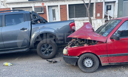 El Fiat Uno quedó encajado debajo de la camioneta. El Fiat Uno quedó encajado debajo de la camioneta.