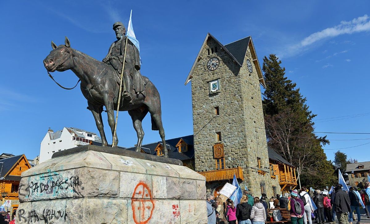 Suspenden el traslado del monumento de Julio Argentino Roca.