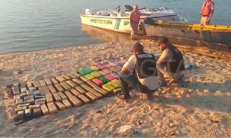 Archivo. El momento en que los agentes de la Prefectura encontraron el cargamento en una canoa. Archivo. El momento en que los agentes de la Prefectura encontraron el cargamento en una canoa.