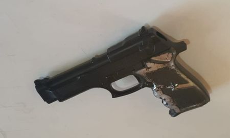 La réplica del arma de fuego que fue secuestrada por el policía que realizó el arresto del ladrón. La réplica del arma de fuego que fue secuestrada por el policía que realizó el arresto del ladrón.
