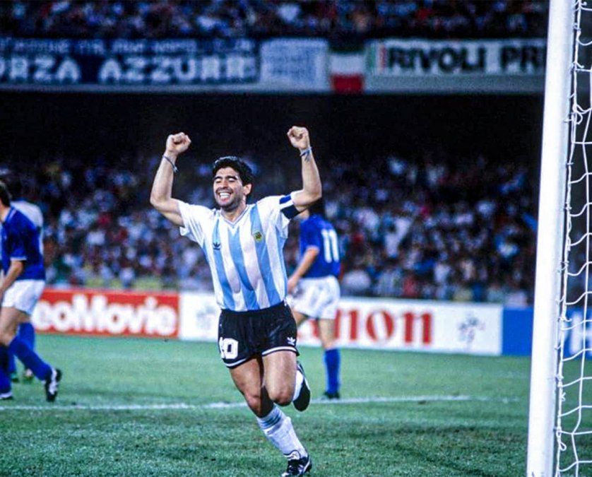 Diego Maradona celebra el gol de Claudio Caniggia a Italia.