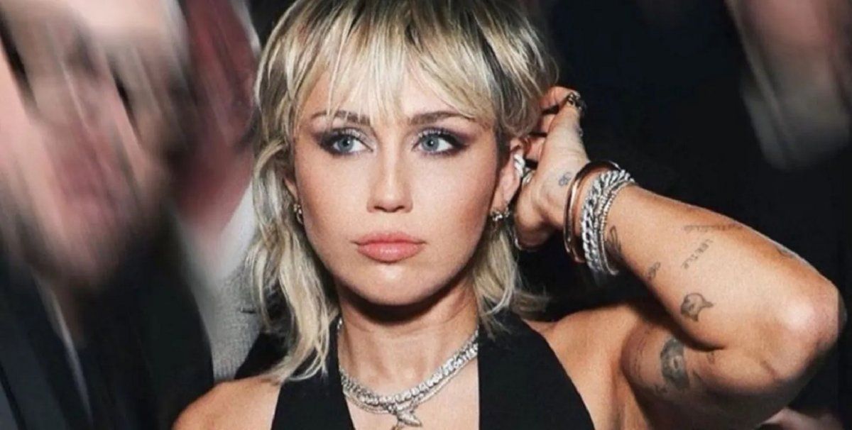 Miley Cyrus luce un inusual accesorio con la forma de sus partes íntimas
