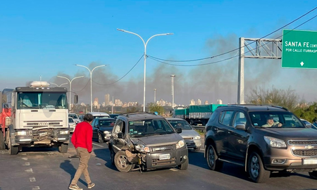Un accidente de tránsito involucró a dos camiones, una camioneta y una motocicleta en la autopista Rosario- Santa Fe. Un accidente de tránsito involucró a dos camiones, una camioneta y una motocicleta en la autopista Rosario- Santa Fe.