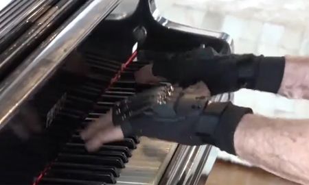 video: los guantes bionicos que le cambiaron la vida a un pianista video: los guantes bionicos que le cambiaron la vida a un pianista