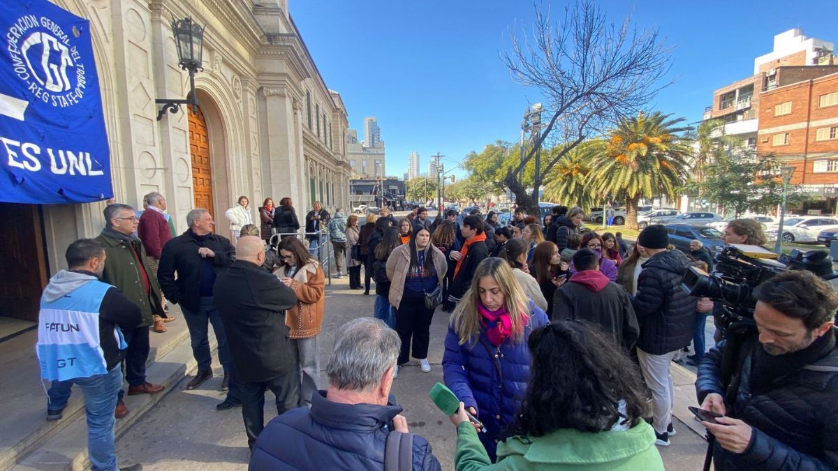 Este mediodía la explanada de Rectorado (Bv. Pellegrini 2750) se convirtió en un punto de encuentro para estudiantes, docentes y autoridades. Este mediodía la explanada de Rectorado (Bv. Pellegrini 2750) se convirtió en un punto de encuentro para estudiantes, docentes y autoridades.