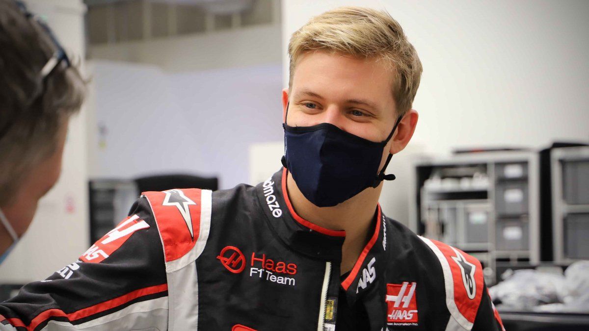 Mick Schumacher reveló que no le es divertido correr con pilotos que han competido contra su padre en temporadas pasadas de la Fórmula 1.