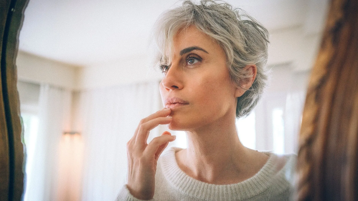 Dejarte crecer tu cabello con canas es un increíble paso que tiene muchos beneficios. Dejarte crecer tu cabello con canas es un increíble paso que tiene muchos beneficios.