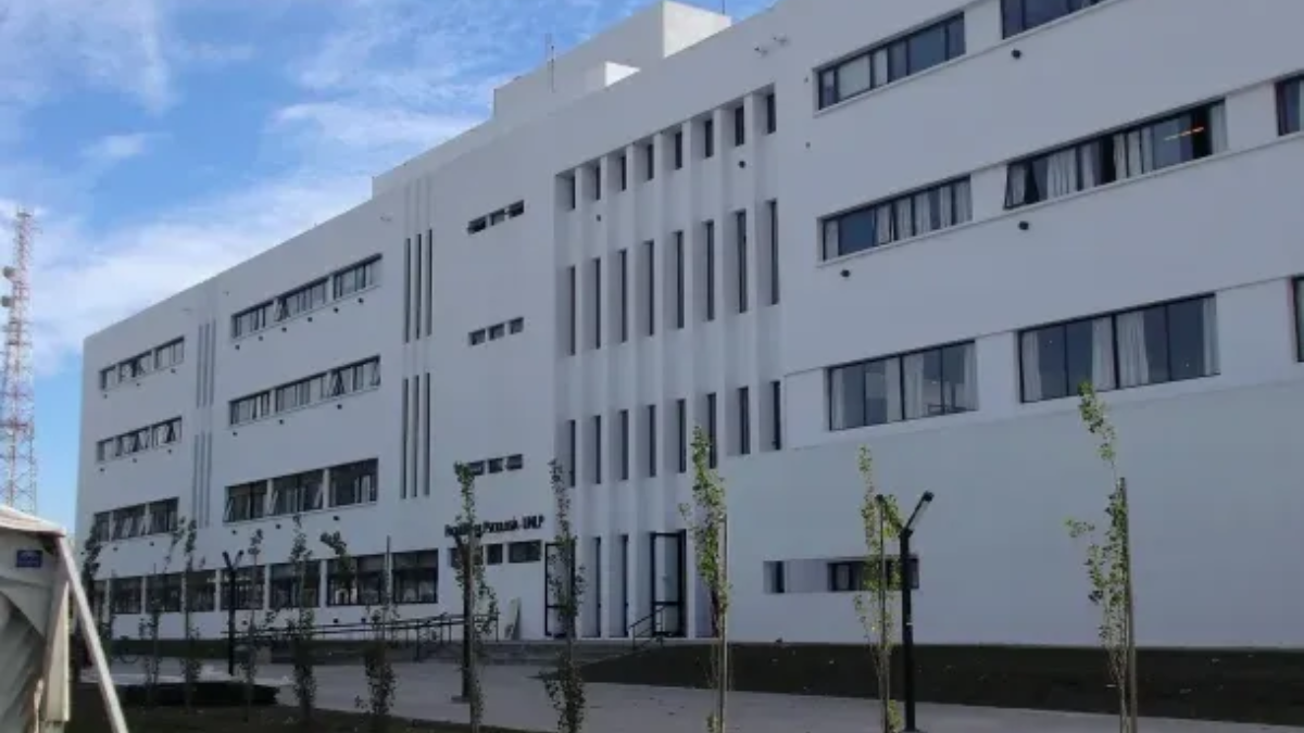 La policía investiga la muerte de un joven que cayó del techo de una facultad en La Plata.