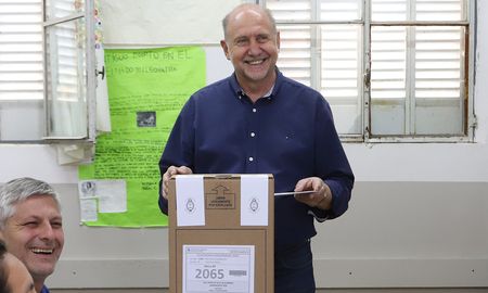 Este domingo, el gobernador de Santa Fe, Omar Perotti, votó este domingo en la ciudad de Rafaela, en el marco del balotaje. Este domingo, el gobernador de Santa Fe, Omar Perotti, votó este domingo en la ciudad de Rafaela, en el marco del balotaje.