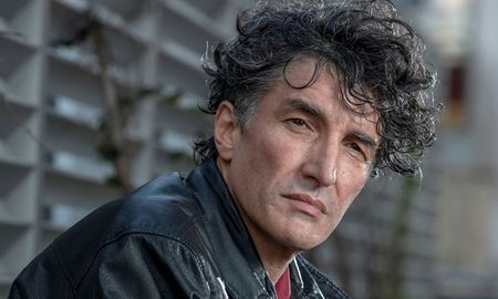 Crook tuvo una gran trayectoria en la música que se inició en 1982 como saxofonista. Crook tuvo una gran trayectoria en la música que se inició en 1982 como saxofonista.