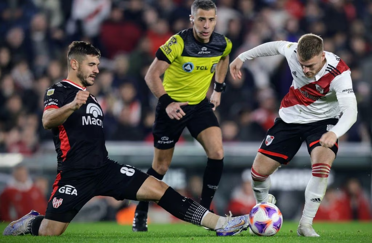 Instituto visitó a River en el Monumental de Núñez por la fecha 21 de la Liga Profesional. Instituto visitó a River en el Monumental de Núñez por la fecha 21 de la Liga Profesional. 