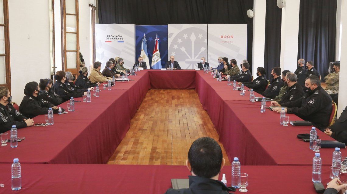 Ante la ola de violencia en Rosario, el gobernador se reunió este miércoles con el gabinete del Ministerio de Seguridad y autoridades de la Policía provincial.